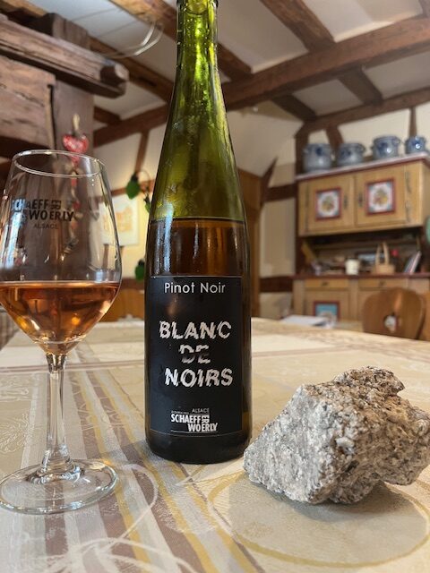 Pinot Noir Blanc de Noirs 2017 — bouteille et verres servis, robe pâle et éclatante, ambiance dégustation au domaine.