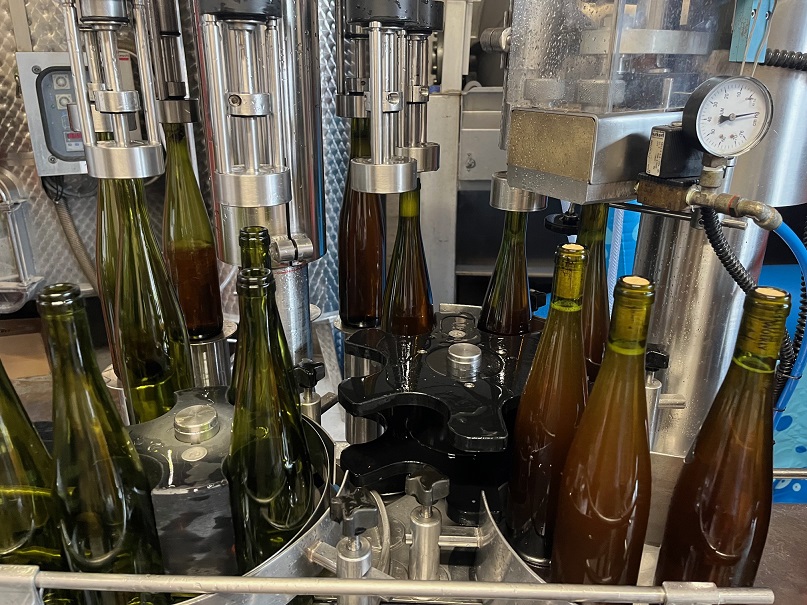 Ligne d’embouteillage en action : les premières bouteilles de Pinot Gris Grand Cru Frankstein 2023 et de Pinot Noir Granit 2024 sont remplies et bouchonnées le 24 juillet 2025