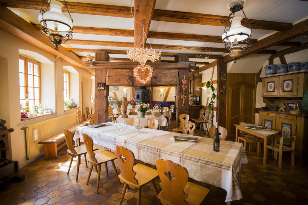 Caveau de dégustation chaleureux avec ambiance accueillante.