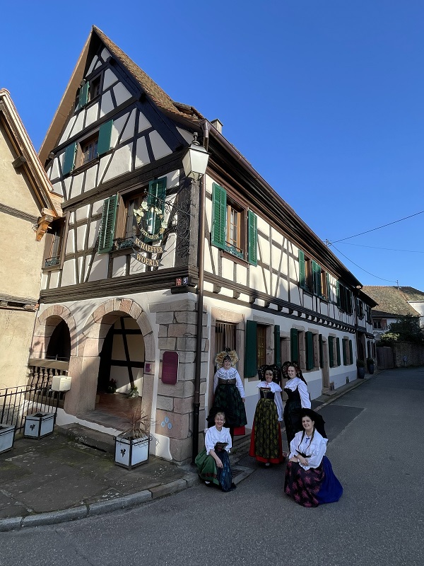 Alsaciens devant le domaine Schaeffer-Woerly à Dambach-la-Ville sur la route des vins d’Alsace