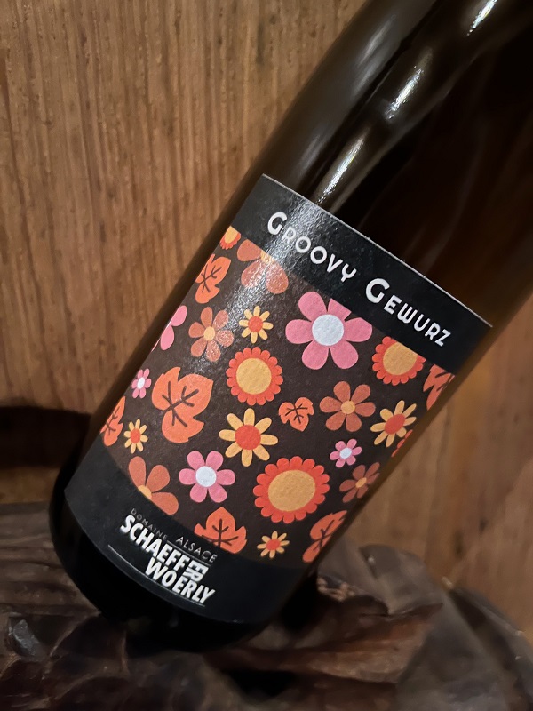 Etikett der biologischen elsässischen Gewürztraminer Cuvée "Groovy" vom Weingut Schaeffer-Woerly auf einem traditionellen Holzfass.