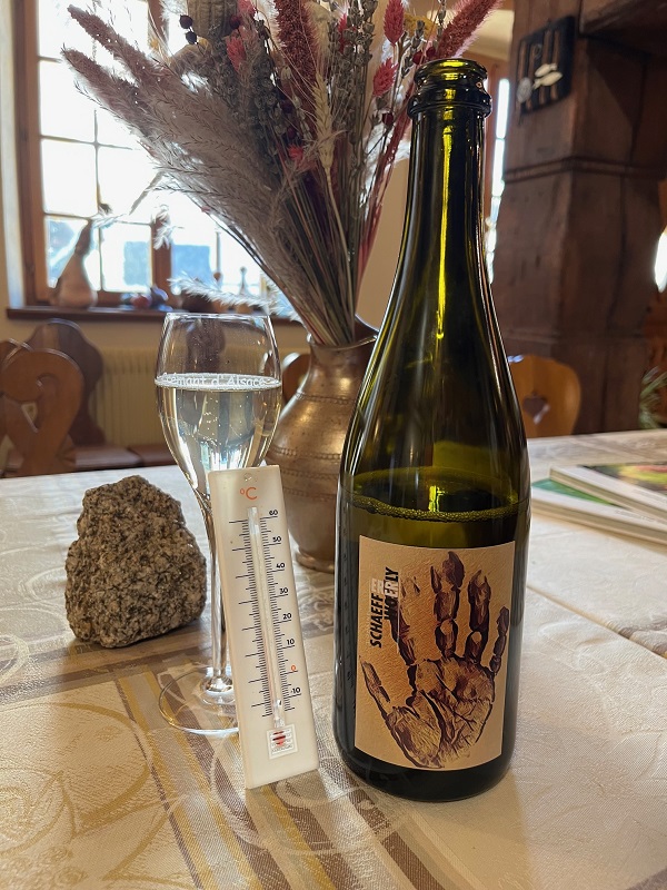 Flasche Crémant d'Alsace der Domaine Schaeffer-Woerly mit einem Thermometer, das die ideale Serviertemperatur anzeigt.