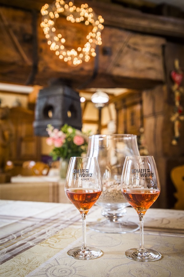 Historische hölzerne Weinpresse aus dem Jahr 1757 im Verkostungsraum des Bio-Weinguts Schaeffer-Woerly in Dambach-la-Ville.