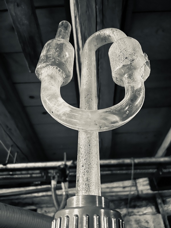 Bonde de fermentation bouillonnante sur une cuve de vin du Domaine Schaeffer-Woerly en Alsace (photo noir et blanc).