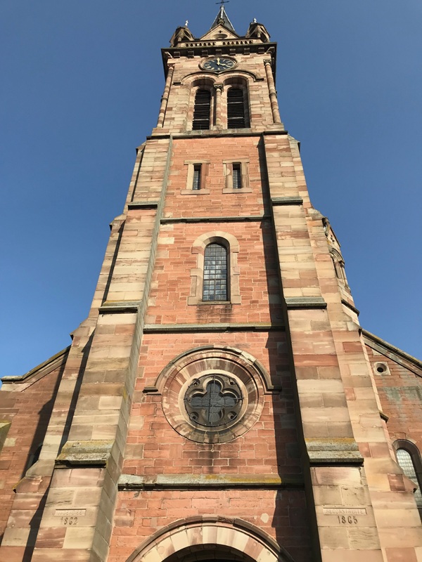 Façade de l'église historique du village médiéval de Dambach-la-Ville sur la Route des Vins d'Alsace.