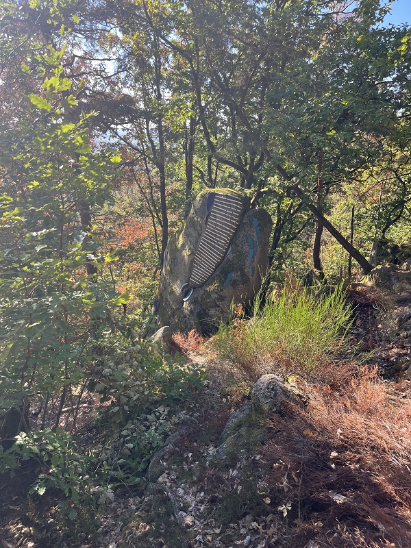 Le rocher de la baleine à Dieffenthal, mosaïque expliquant les failles géologiques et le terroir granitique.
