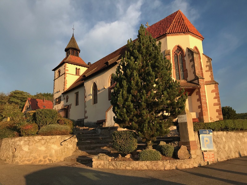 Die St. Sebastian Kapelle, malerisch eingebettet in die herbstlichen Weinberge über dem Dorf Dambach-la-Ville im Elsass.