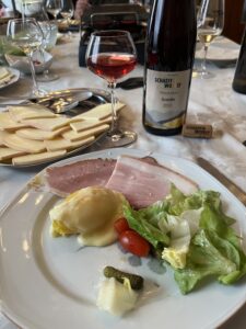 Quels vins d&rsquo;Alsace boire avec une raclette ? Nos accords parfaits au Domaine Schaeffer-Woerly